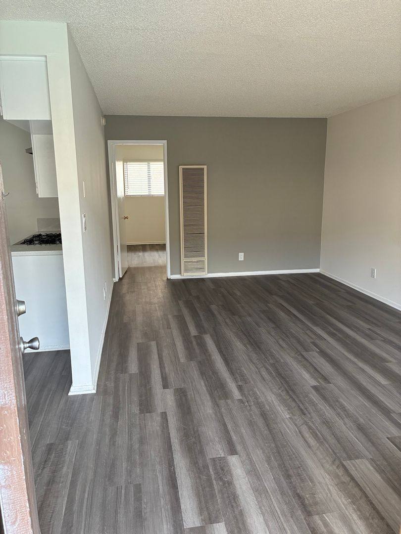 Apartment for rent at 13515 Doty Ave, Hawthorne, CA 90250