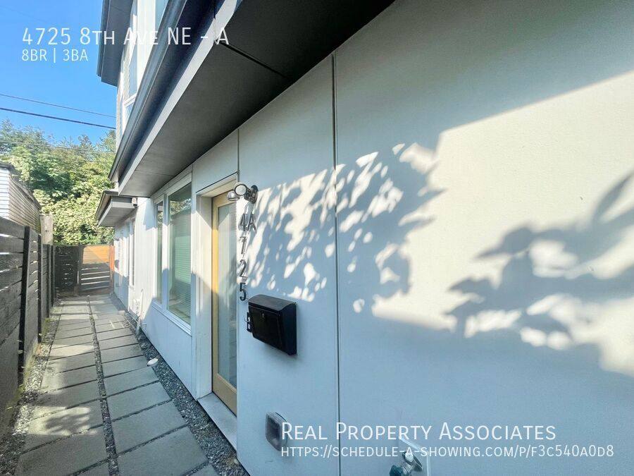 Townhouse for rent at 4725 8th Ave NE #A, Seattle, WA 98105