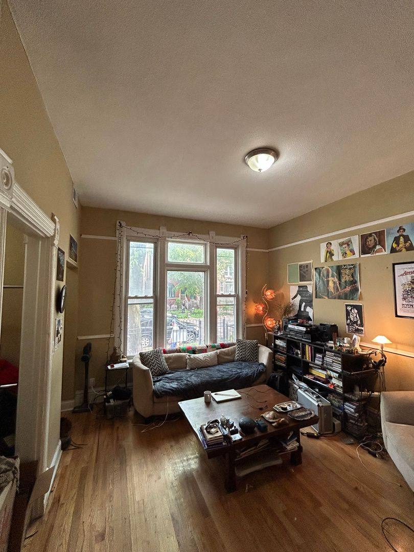 Apartment for rent at 1037 W Newport Ave #1, Chicago, IL 60657