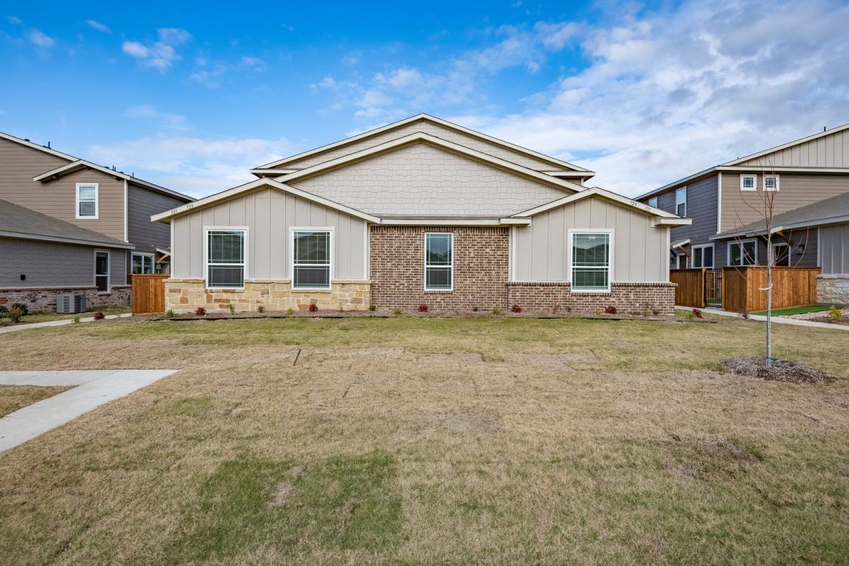 Townhouse for rent at 727 Wheatfield Dr, Venus, TX 76084