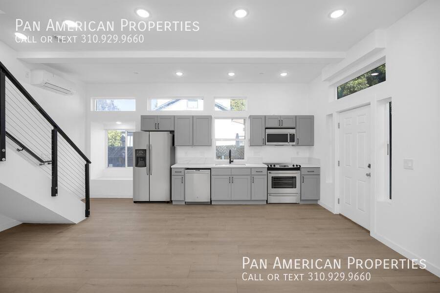 Townhouse for rent at 1738 9th St #D, Santa Monica, CA 90404