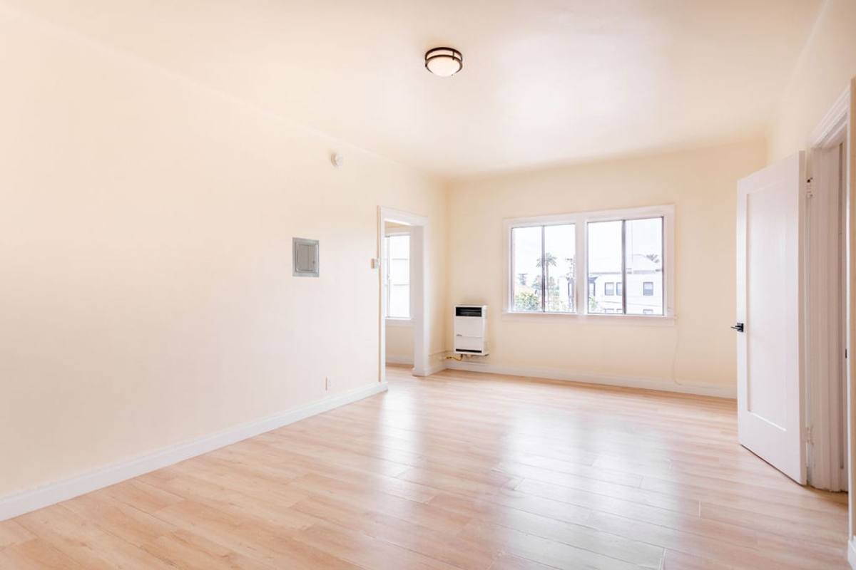Apartment for rent at 1475 W Adams Blvd #204, Los Angeles, CA 90007