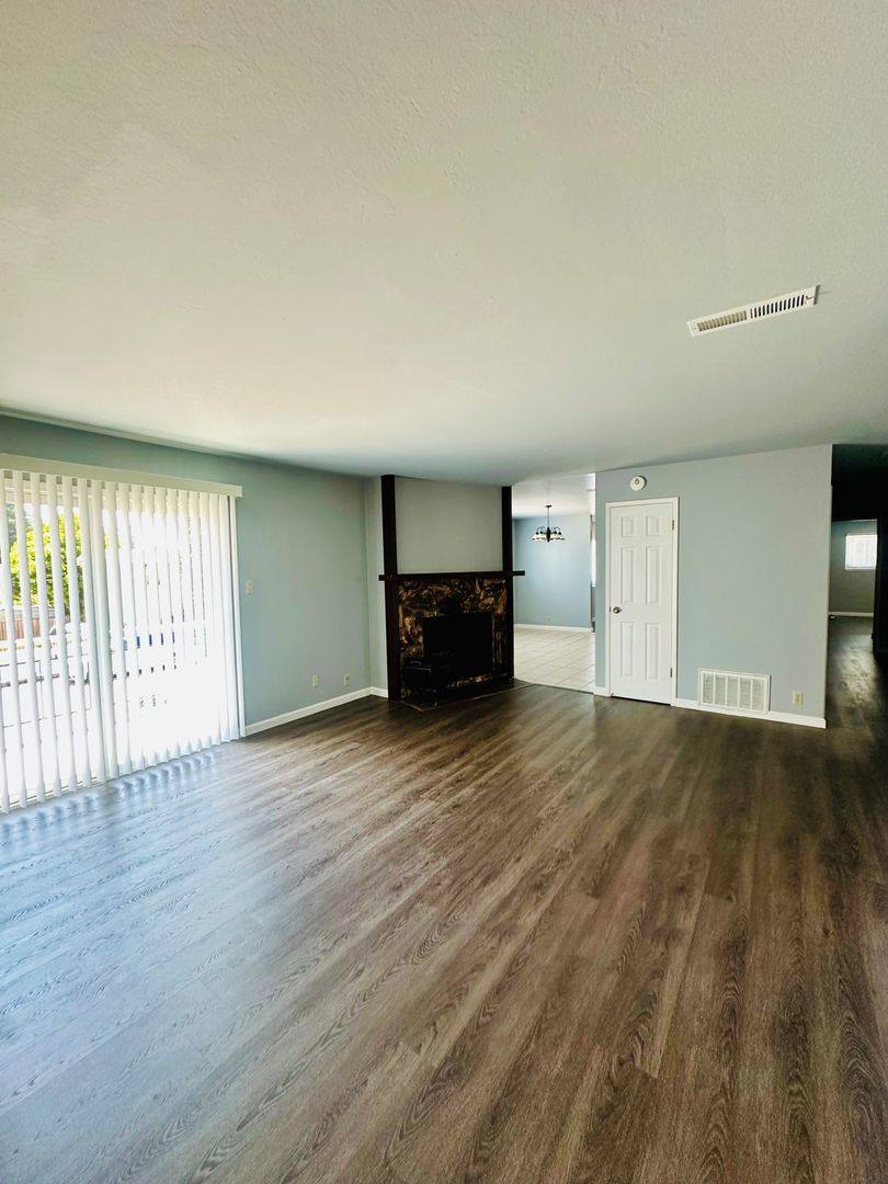 Apartment for rent at 1141 Park Ave, Alameda, CA 94501