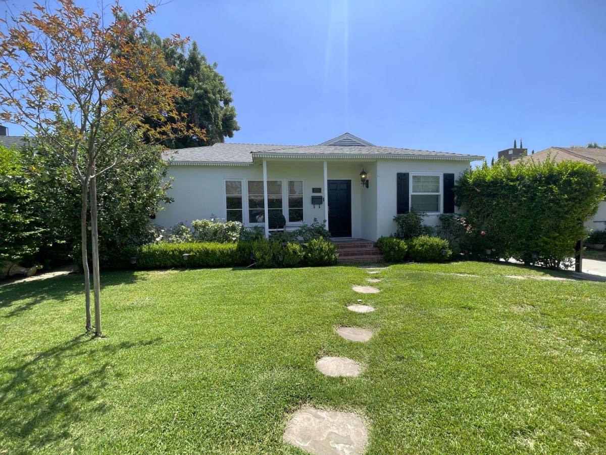 House for rent at 6954 Encino Ave, Van Nuys, CA 91406