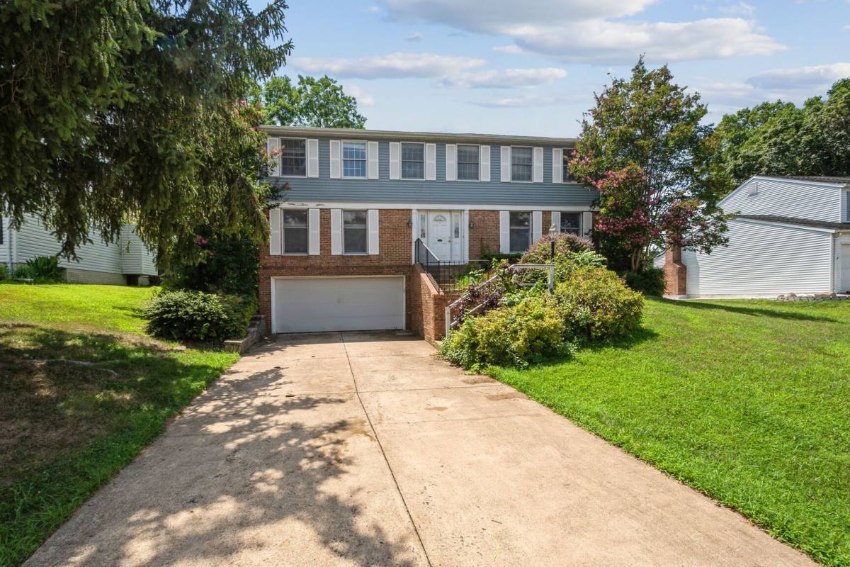 House for rent at 1402 Kingstream Dr, Herndon, VA 20170