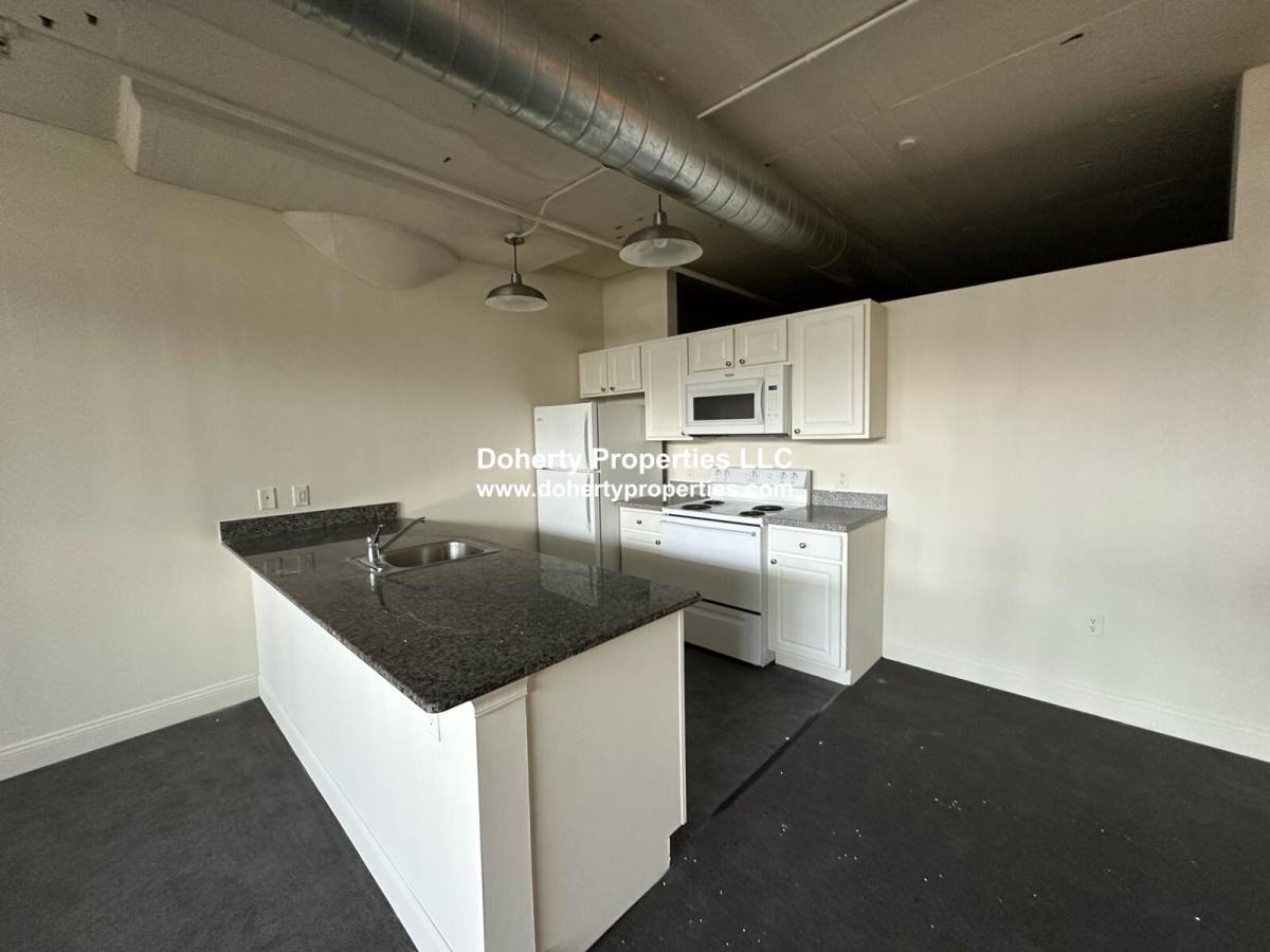 Apartment for rent at 305 Dutton St, Lowell, MA 01854