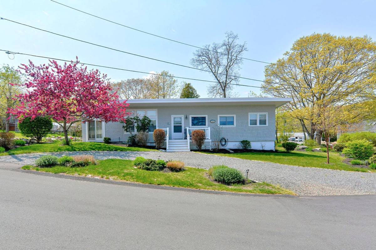 House for rent at 16 Warwick Rd, Gloucester, MA 01930