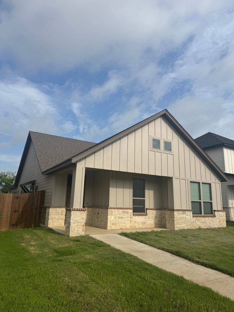 House for rent at 633 The Cottages Dr, Godley, TX 76044