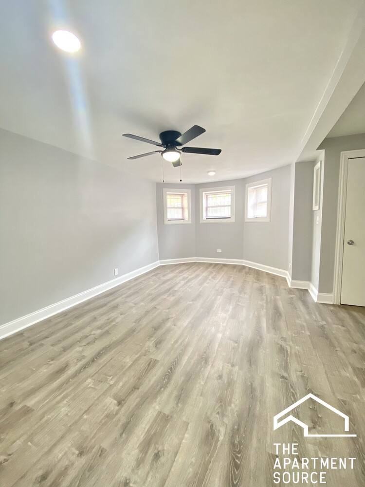 Apartment for rent at 906 W Montrose Ave #G, Chicago, IL 60613