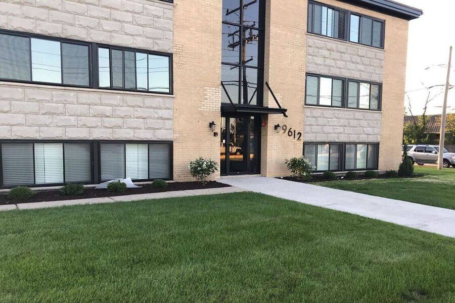 Apartment for rent at 9612 N Greenwood Ave #3E, Des Plaines, IL 60016