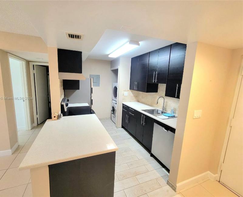 Condo for rent at 210 Lakeview Dr #2007, Fort Lauderdale, FL 33326