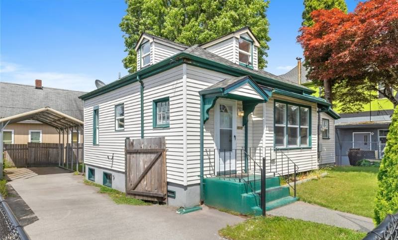 House for rent at 1810 8th St, Bremerton, WA 98337
