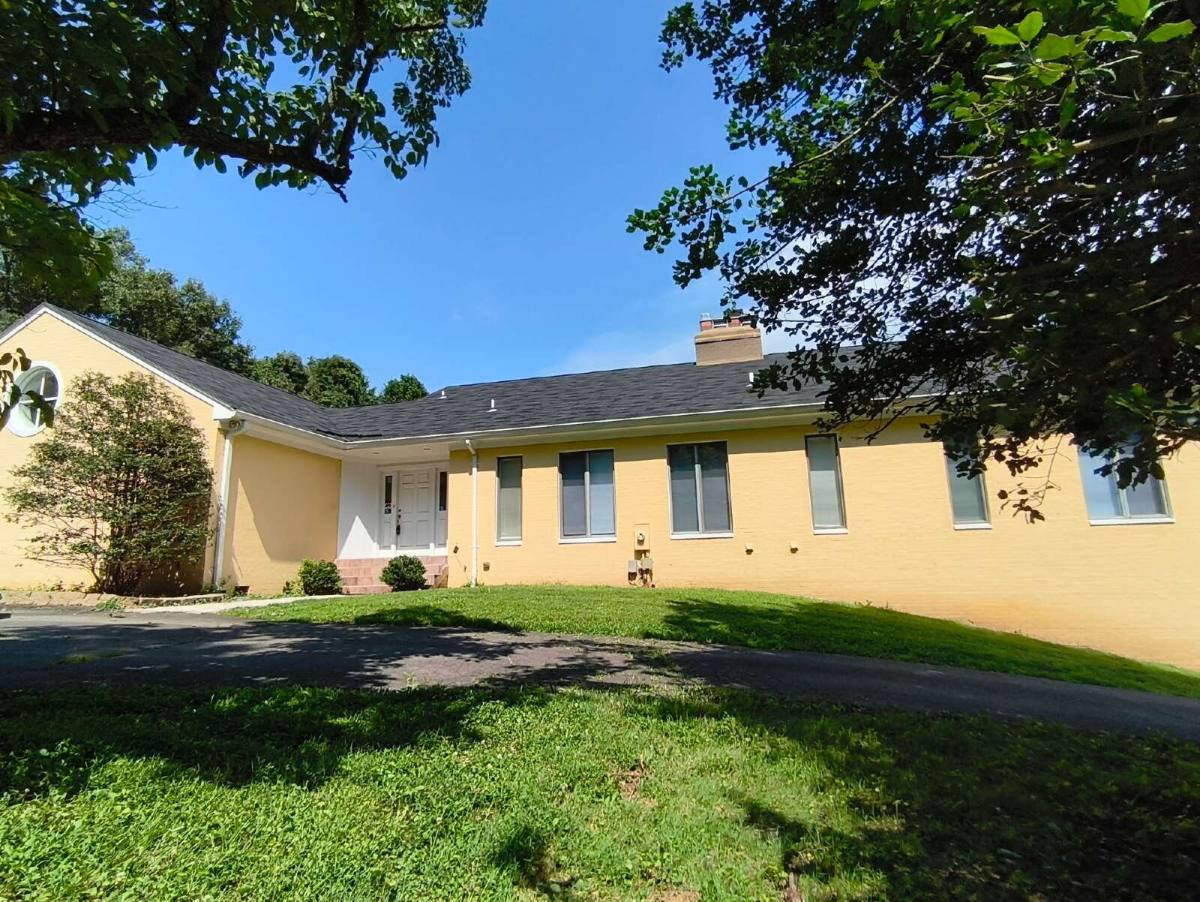 House for rent at 901 Walker Rd, Great Falls, VA 22066