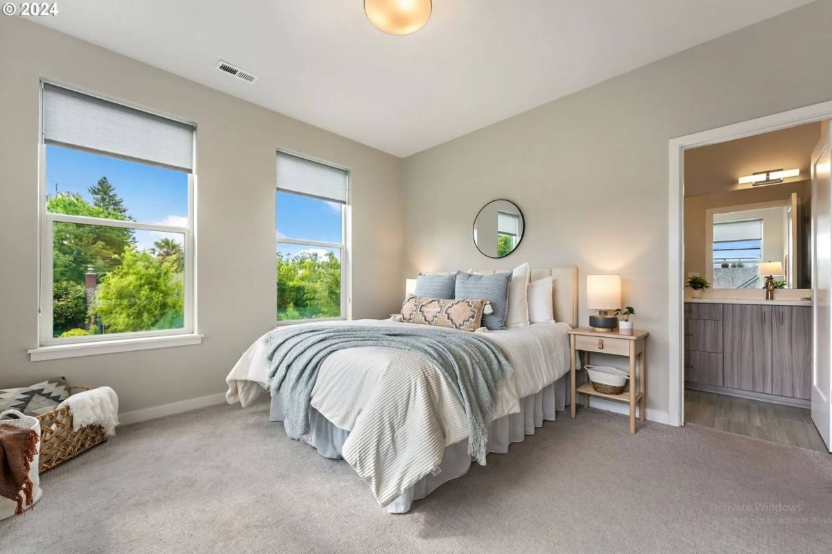 Townhouse for rent at 207 N Holland St, Portland, OR 97217