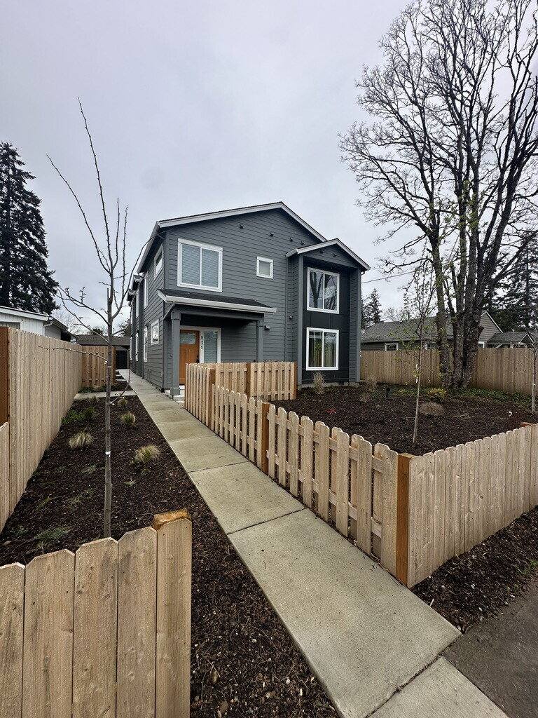Townhouse for rent at 8481 SE 64th Ave, Portland, OR 97206
