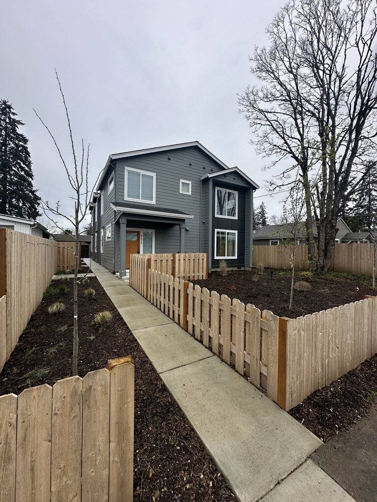 Townhouse for rent at 8475 SE 64th Ave, Portland, OR 97206