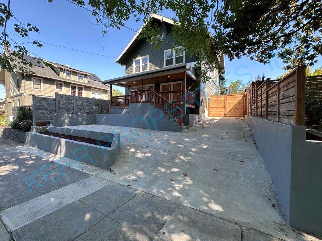 Townhouse for rent at 2427 SE Lincoln St, Portland, OR 97214
