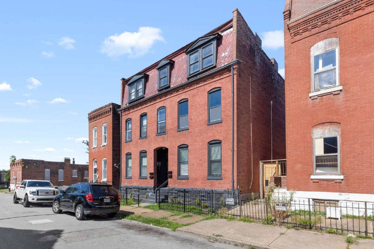 Townhouse for rent at 2317 Indiana Ave #1F, Saint Louis, MO 63104