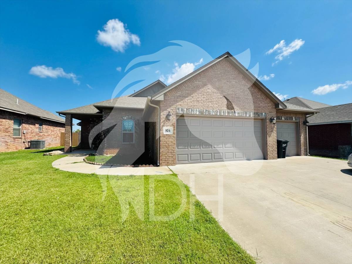 House for rent at 924 N Creek Dr, Woodward, OK 73801