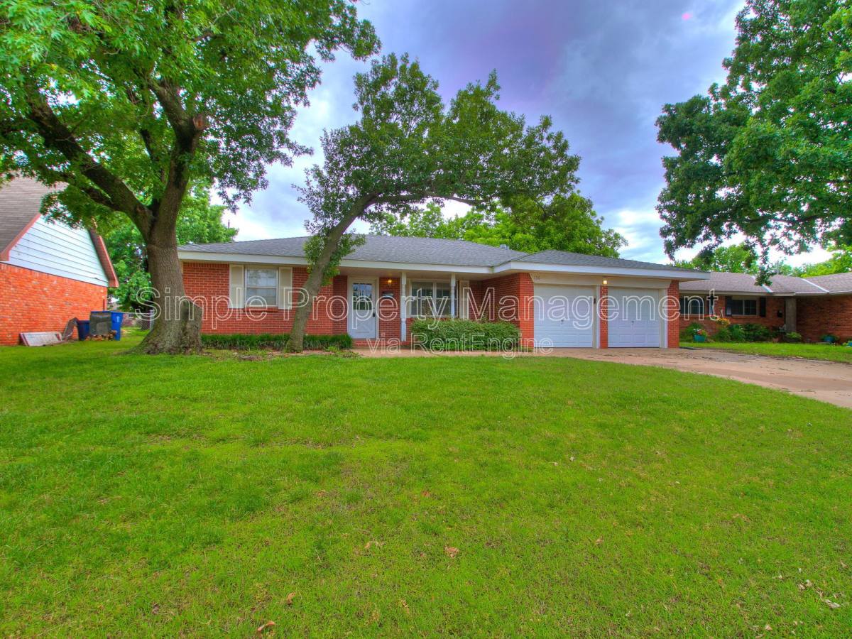 Apartment for rent at 136 Burton Place, Edmond, OK 73013