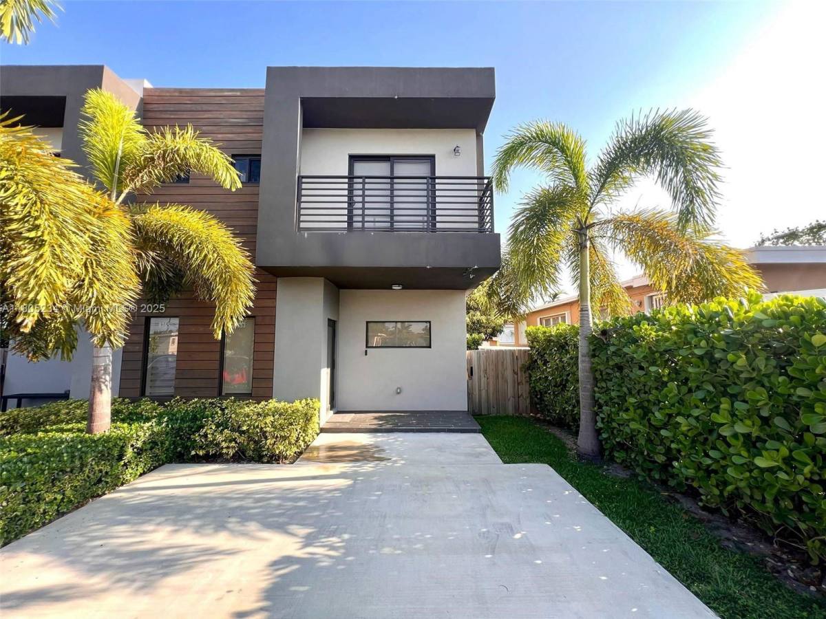 Townhouse for rent at 8753 SW 34th St #1, Miami, FL 33165