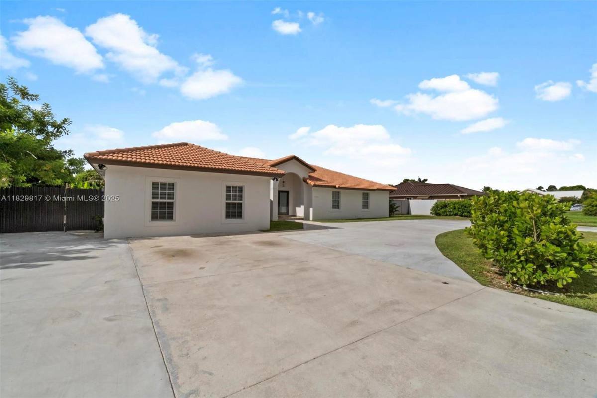Apartment for rent at 15862 SW 286th St, Homestead, FL 33033