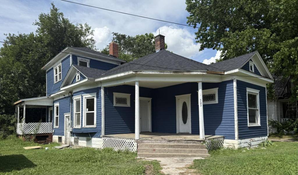 House for rent at 303 E Hickory St, Nevada, MO 64772