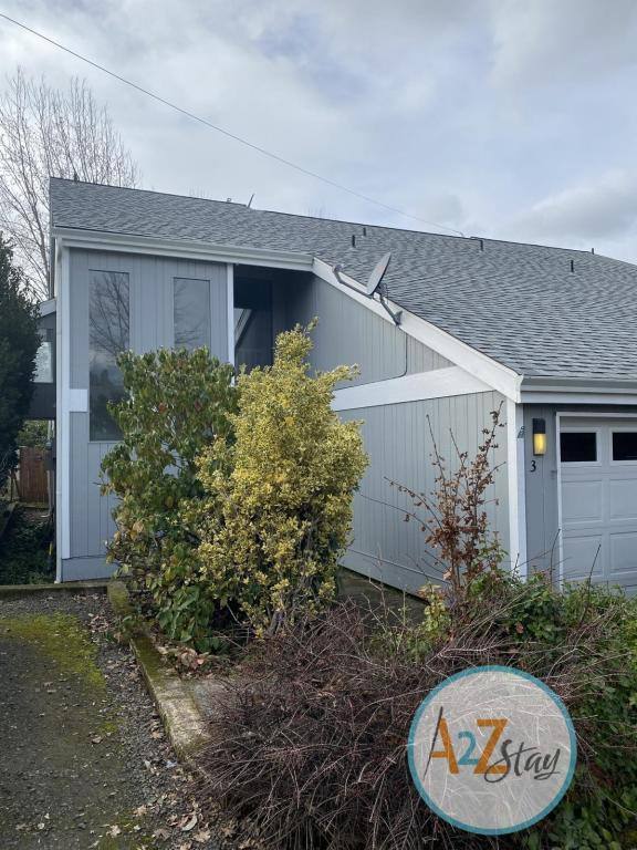 Townhouse for rent at 835 Oak St #1, Oakland, OR 97462