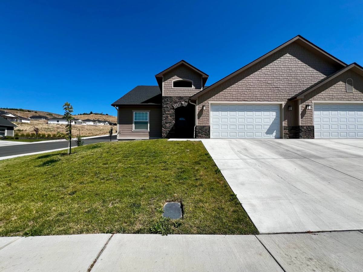 House for rent at 8819 Kail Dr, Yakima, WA 98908