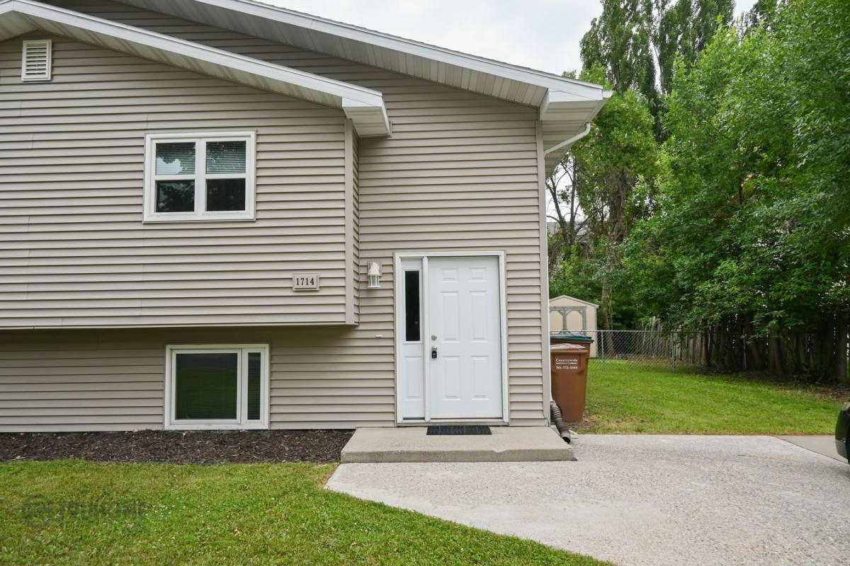 Apartment for rent at 1714 5th Ave NW, East Grand Forks, MN 56721
