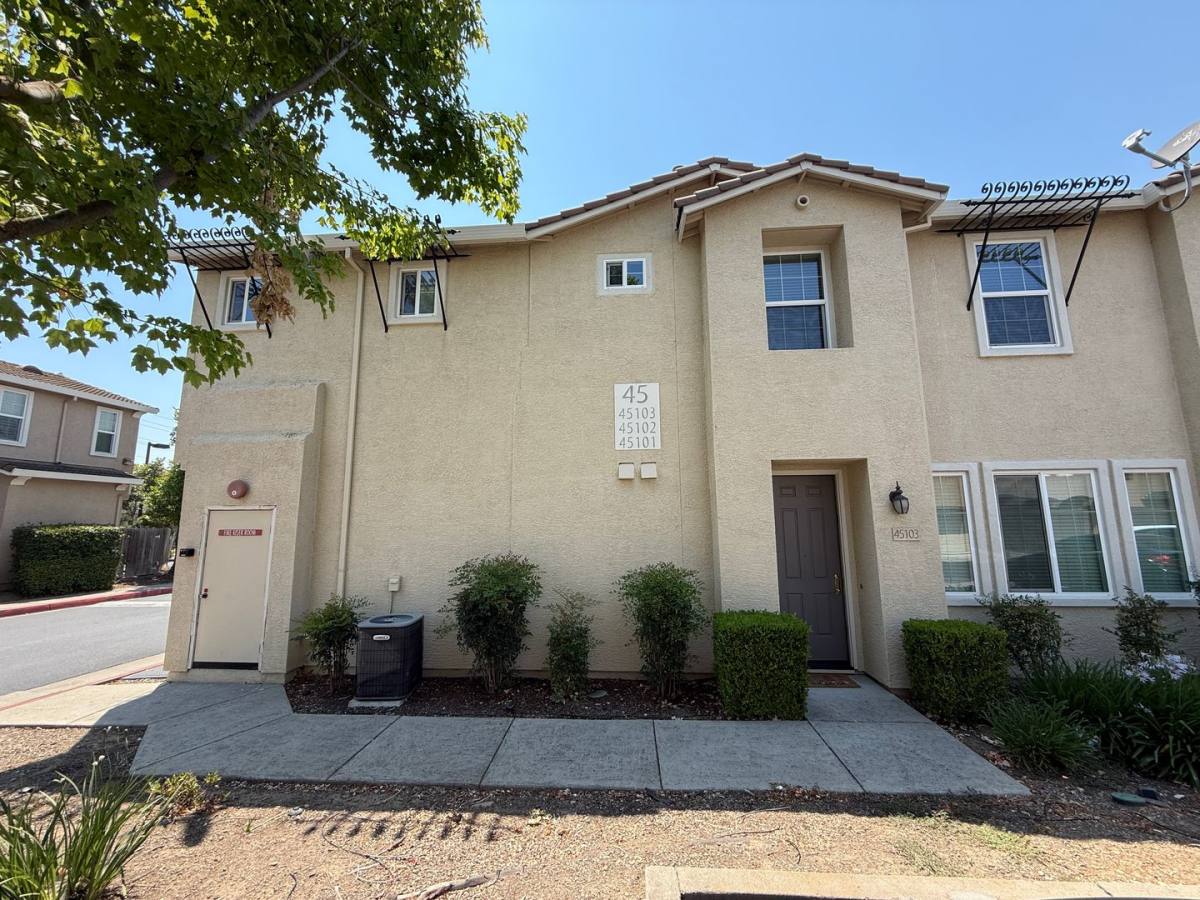 Townhouse for rent at 7515 Sheldon Rd, Elk Grove, CA 95758