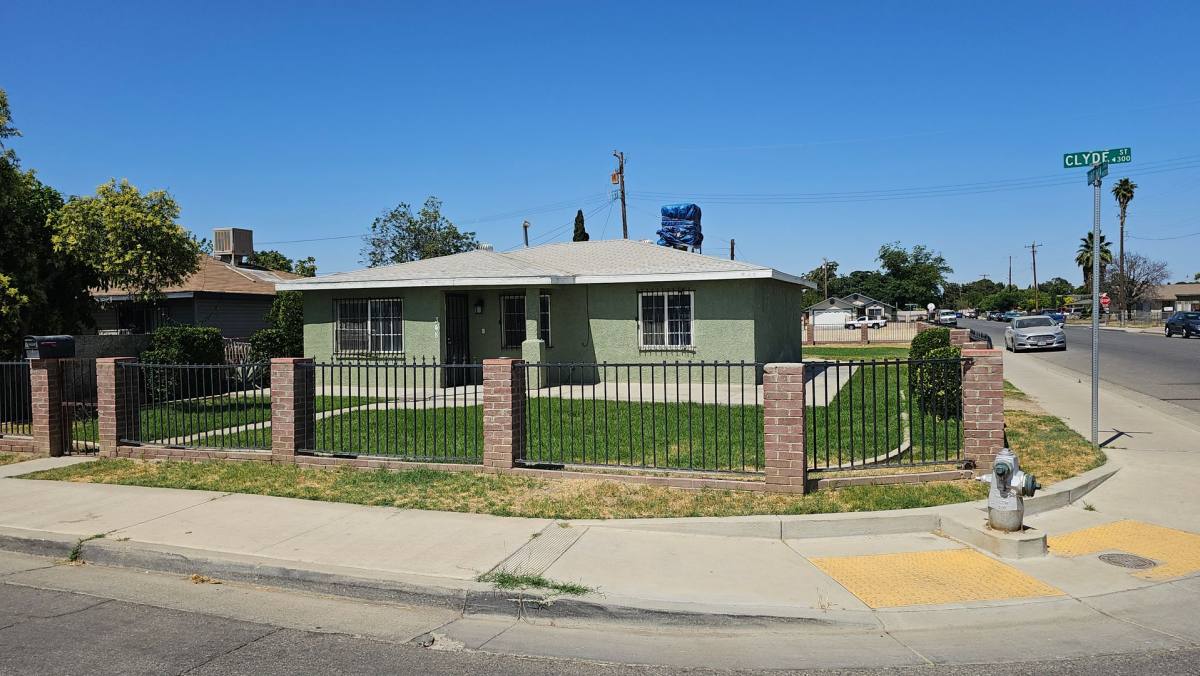 House for rent at 348 Clyde St, Bakersfield, CA 93307