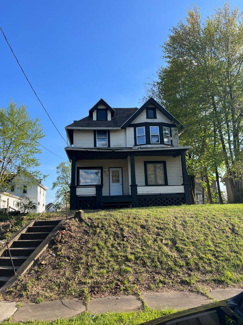 House for rent at 910 11th St NW, Canton, OH 44703