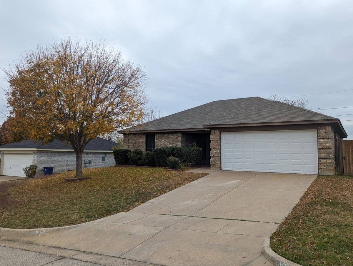 House for rent at 636 Ozark Ave, Burleson, TX 76028
