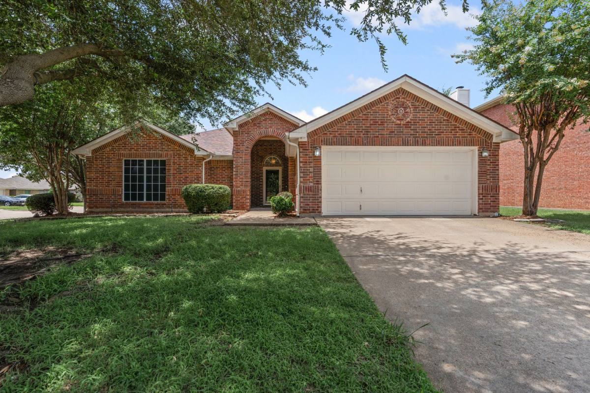 House for rent at 201 Ute Creek Court, Burleson, TX 76028