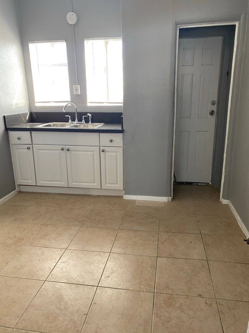 Apartment for rent at 4416 - 4422 1 2 Arlington Ave, Los Angeles, CA 90043