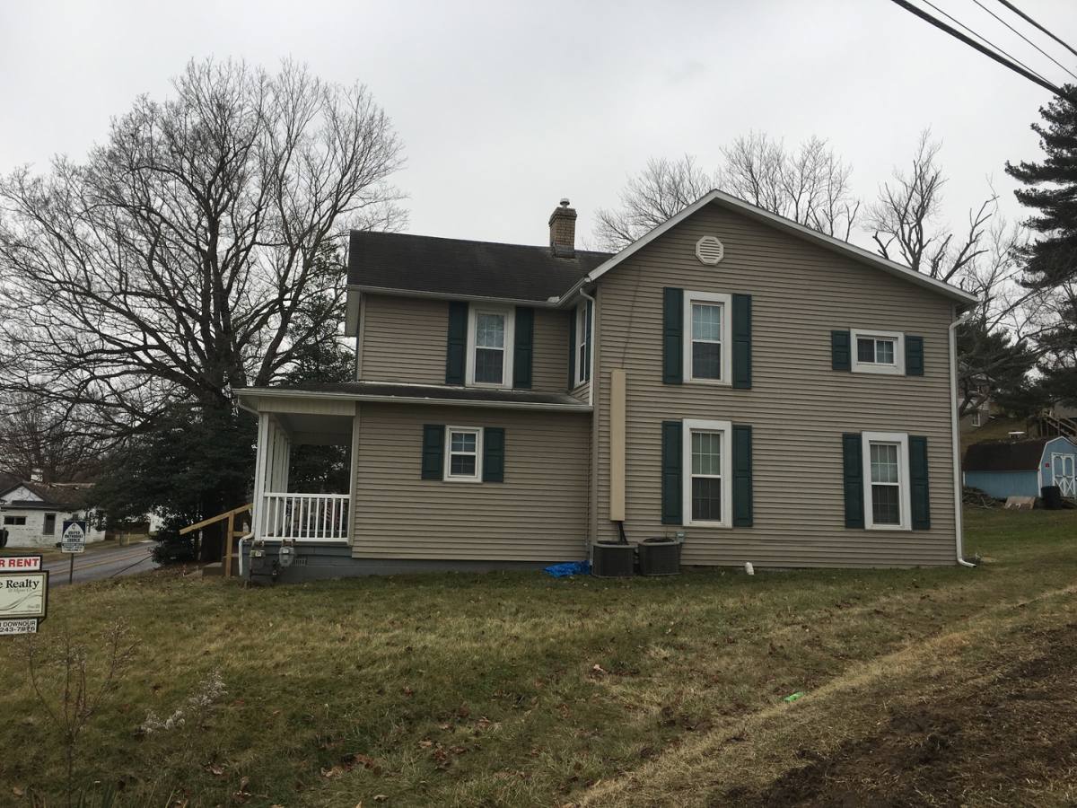 Apartment for rent at 595-597 Zanesville Ave, Logan, OH 43138