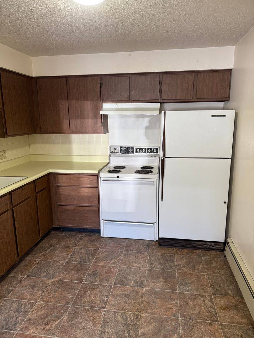 Apartment for rent at 806 Jefferson St, Pella, IA 50219