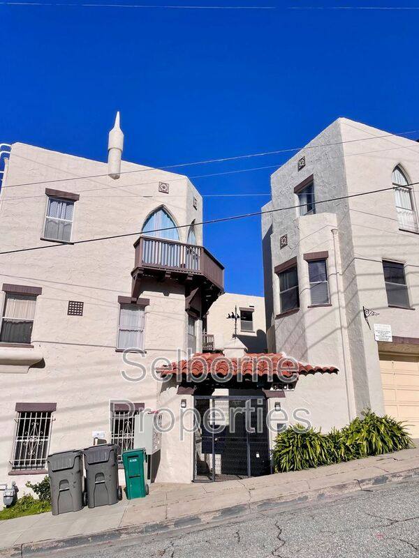 Apartment for rent at 2609 Ivy Dr, Oakland, CA 94606