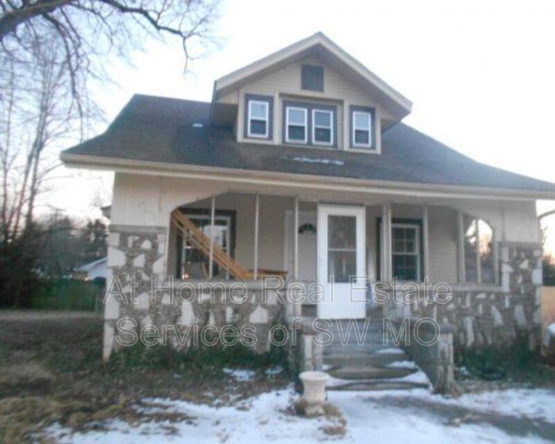 House for rent at 400 W Ildereen, Springfield, MO 65807
