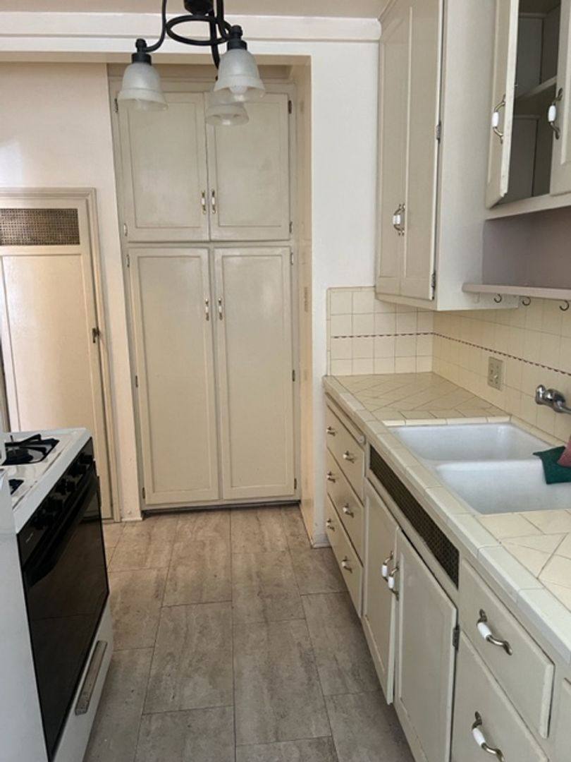 Apartment for rent at 1825 E Broadway, Long Beach, CA 90802