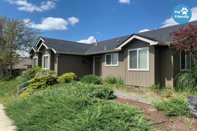 House for rent at 112 SE Independence Dr, Grants Pass, OR 97527