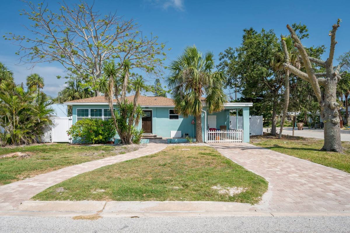 House for rent at 101 143rd Ave E, Saint Petersburg, FL 33708