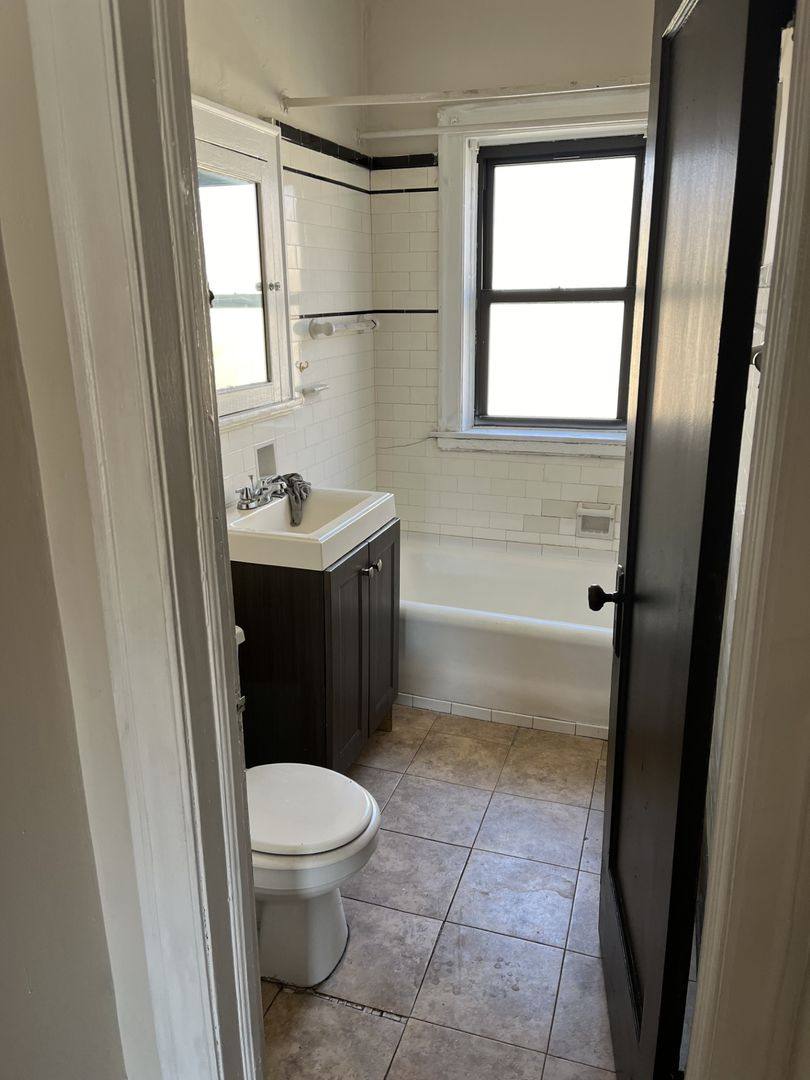 Apartment for rent at 7830 S E End Ave, Chicago, IL 60649