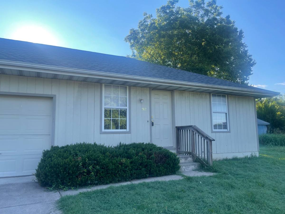 Apartment for rent at 910 & 912 S Clifton, Springfield, MO 65803