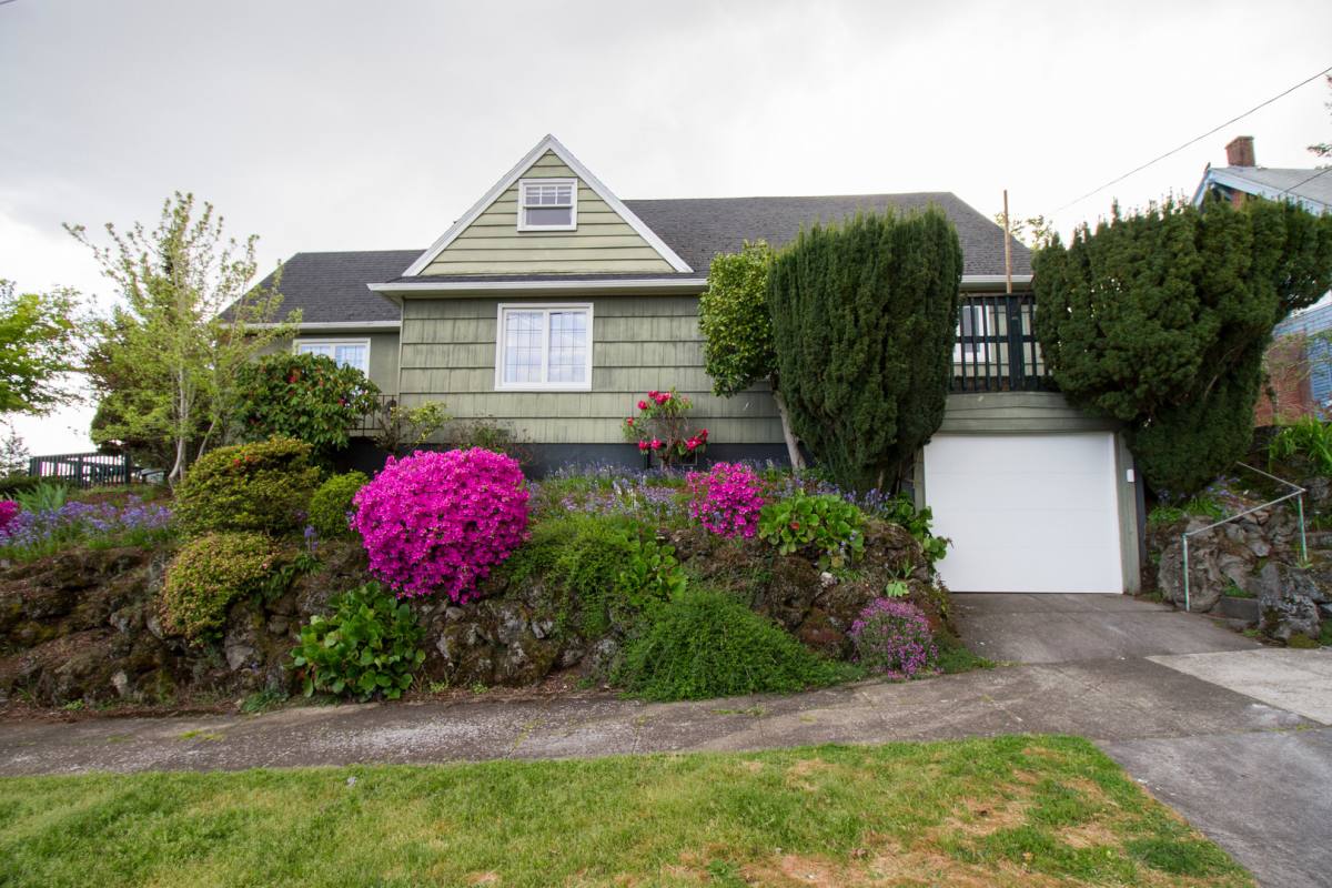 House for rent at 6035 NE Sacramento St, Portland, OR 97213