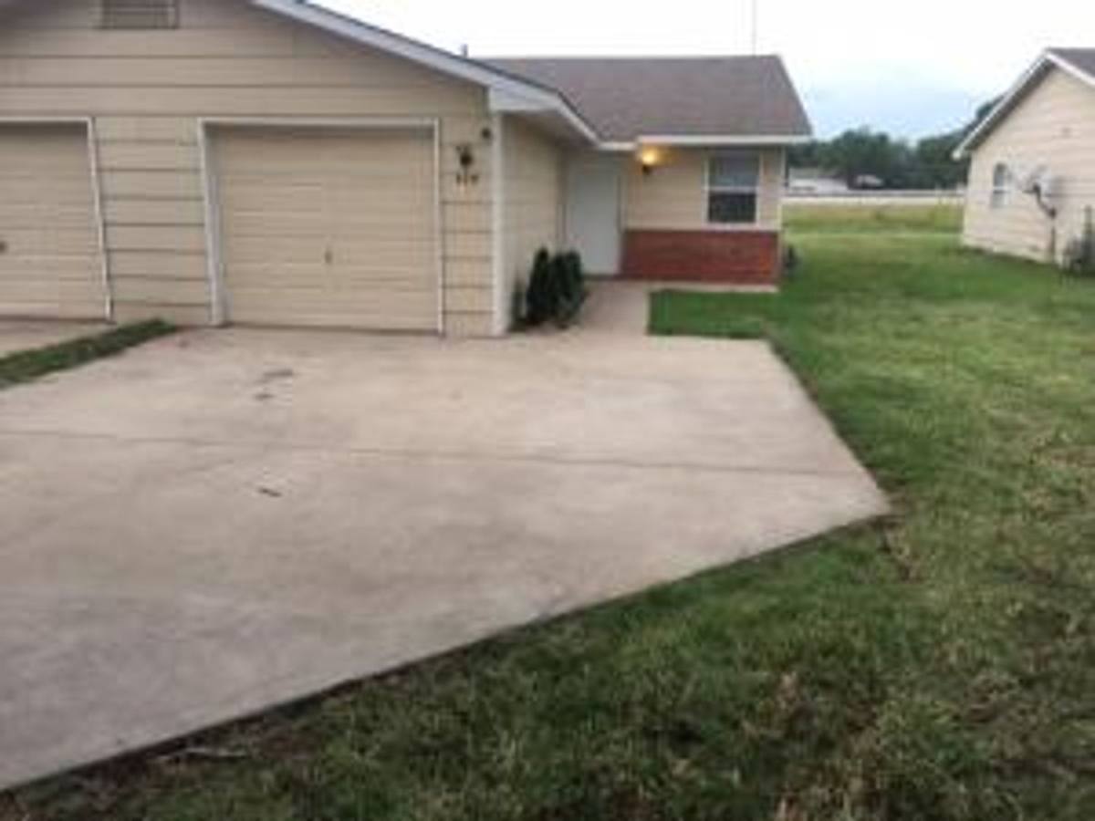 Apartment for rent at 421 N Hoover Rd, Wichita, KS 67212