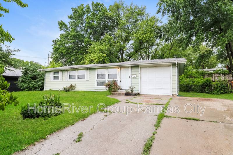 Apartment for rent at 5602 N Woodland Ave, Kansas City, MO 64118