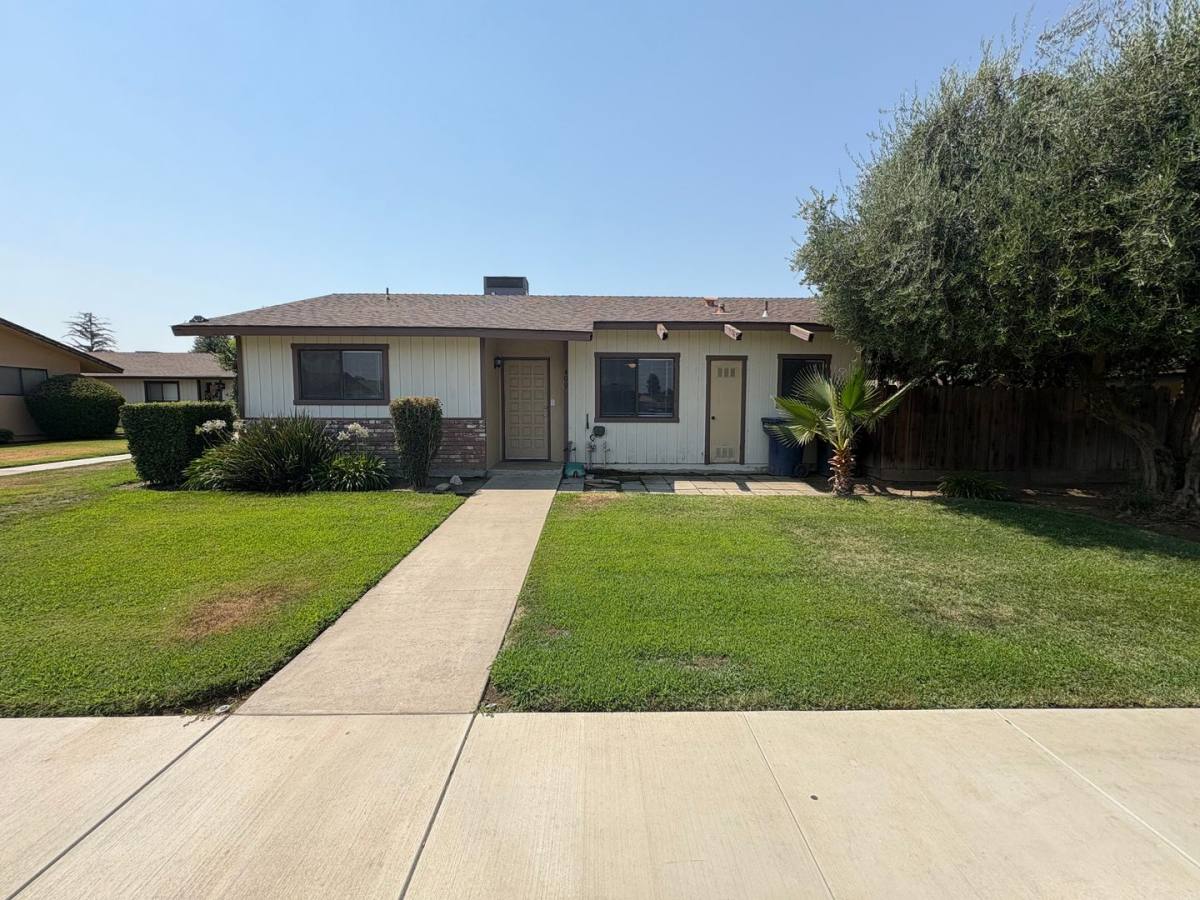 Apartment for rent at 409-13 E Roosevelt Ave, Tulare, CA 93274