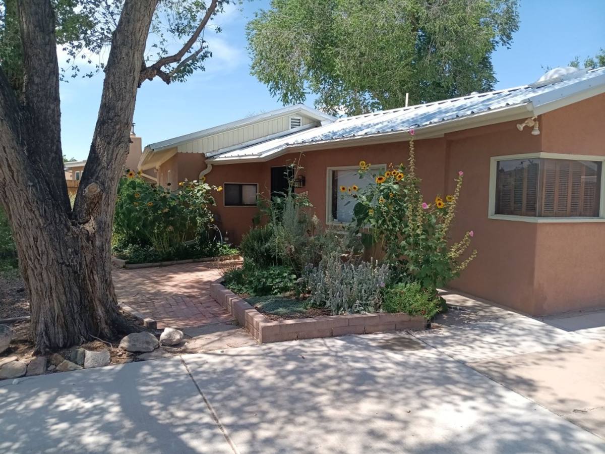 House for rent at 1215 Cordova Ave NW, Albuquerque, NM 87107